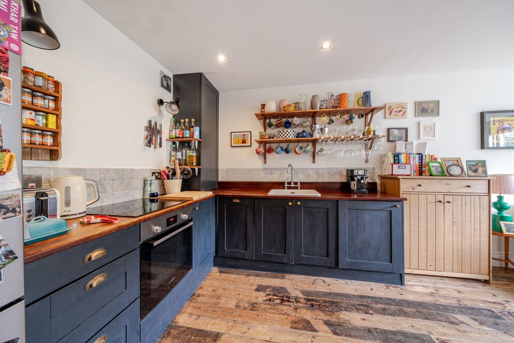 Property photo 3 of 14 1521014-15-6Aa7Fe...