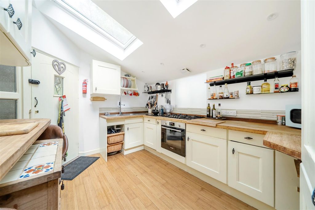 Property photo 3 of 18 Kitchen