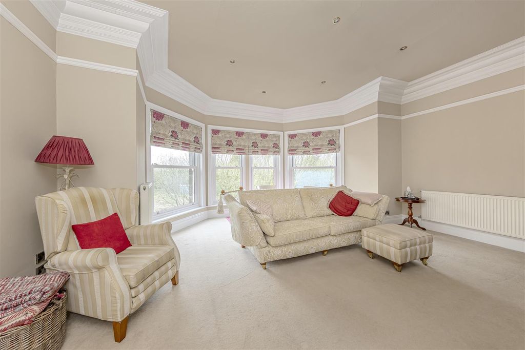 Property photo 3 of 40 Lounge