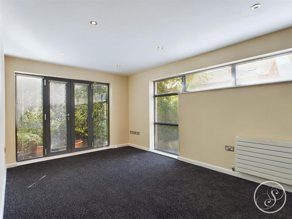 Property photo 2 of 11 Living Space