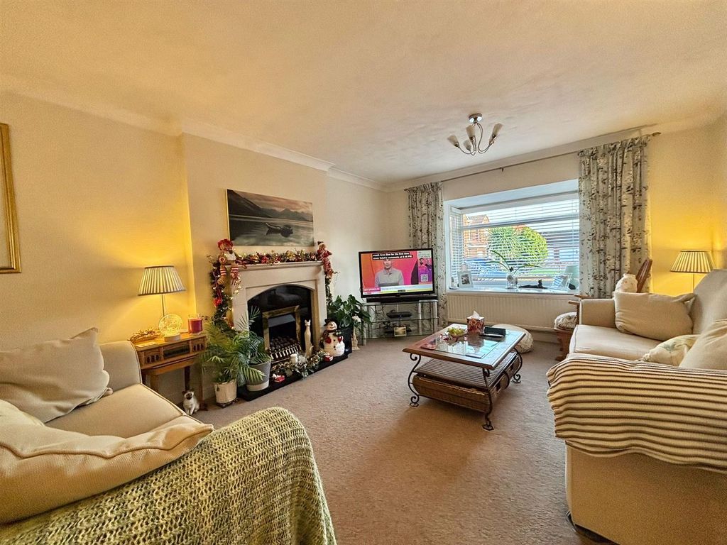 Property photo 2 of 21 Lounge