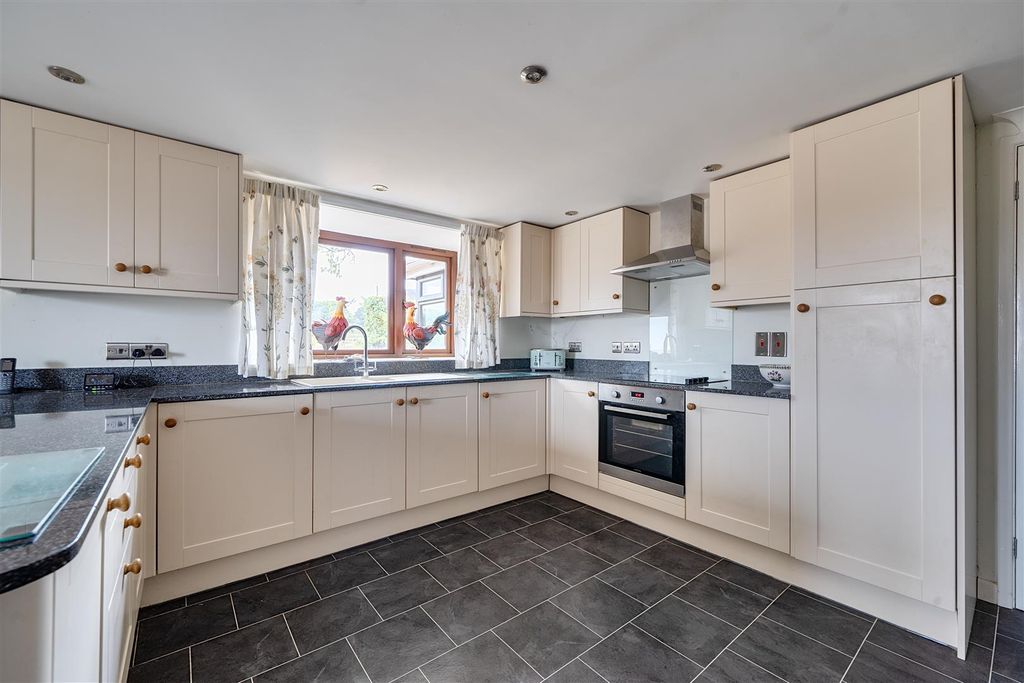 Property photo 2 of 27 London House
