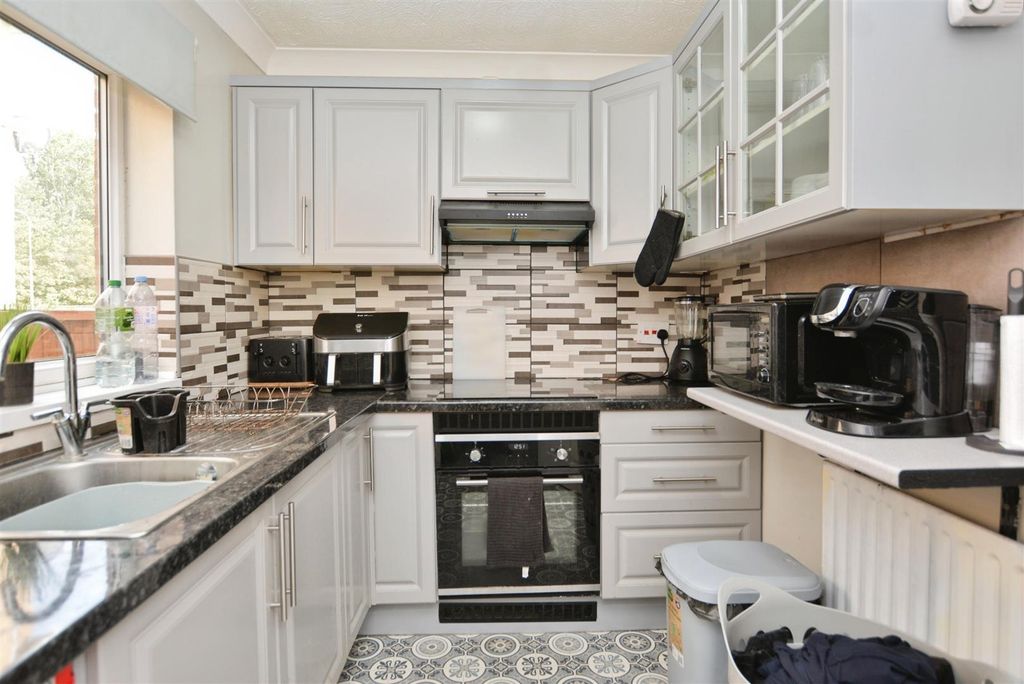 Property photo 2 of 8 Kitchen