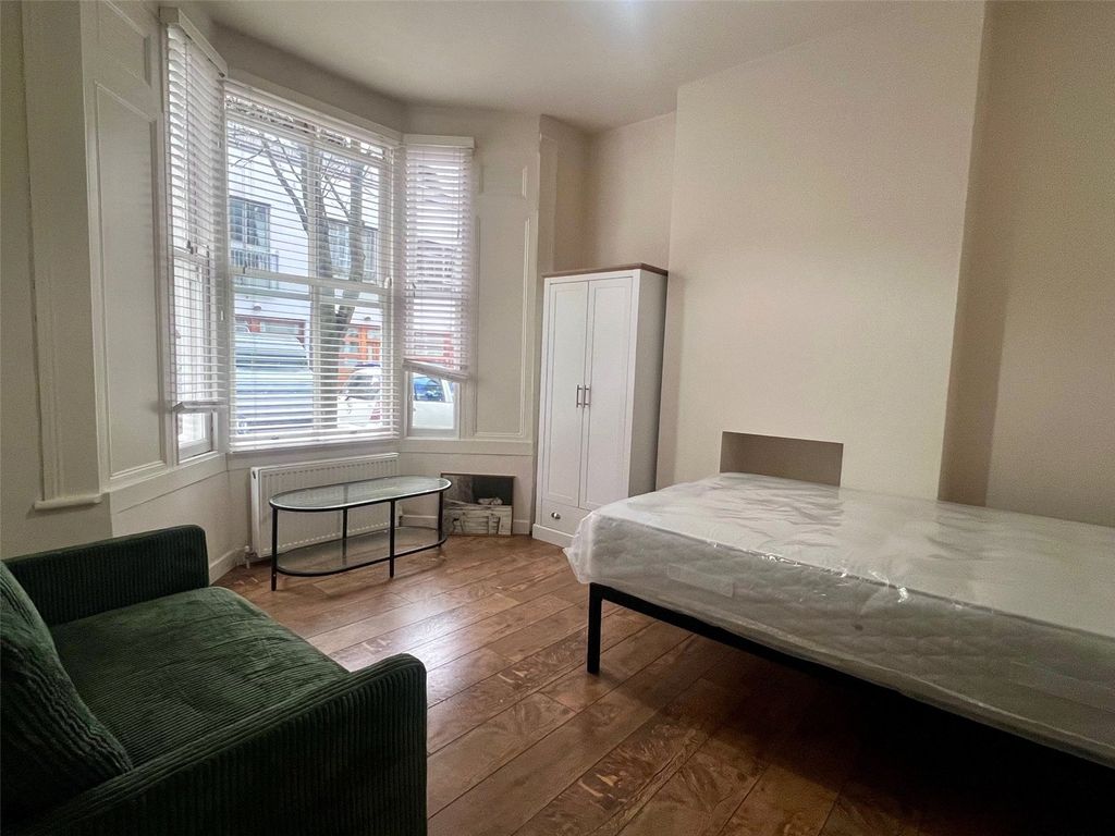 Property photo 1 of 6 Studio