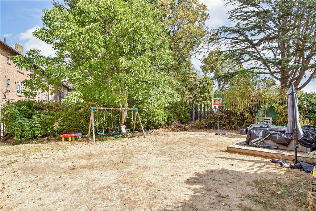 Property photo 2 of 8 Communal Gardens