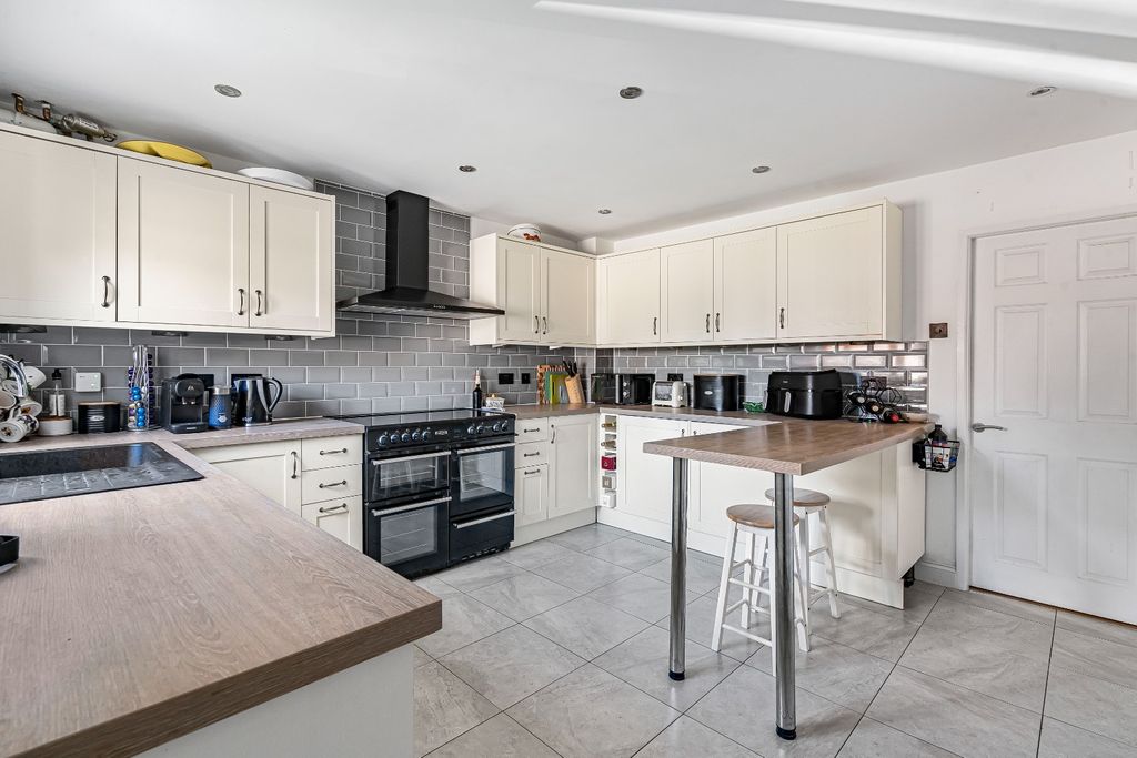 Property photo 2 of 20 5905903