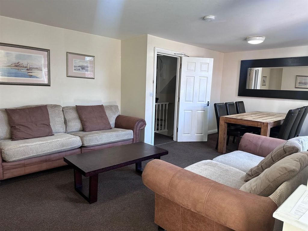 Property photo 2 of 11 Lounge.Jpg
