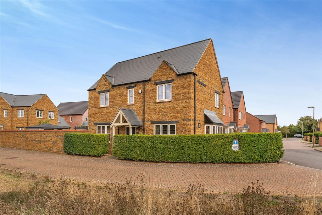Property photo 1 of 17 62 George Parish Road, Banbury-1.Jpg