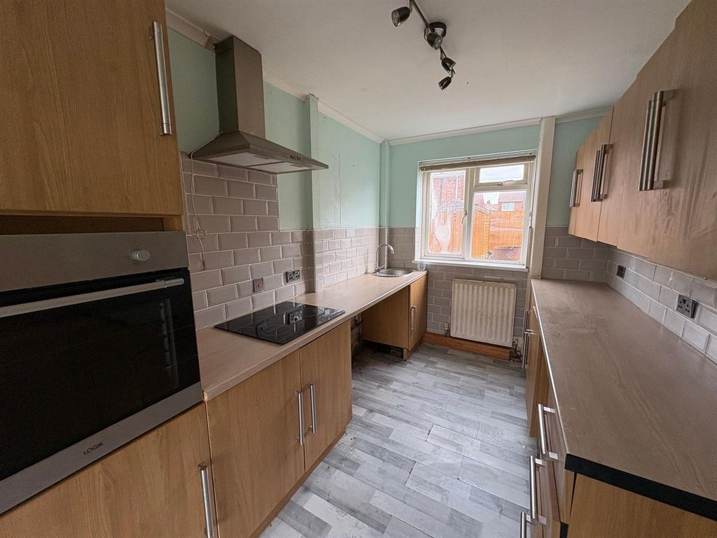 Property photo 3 of 11 Kitchen