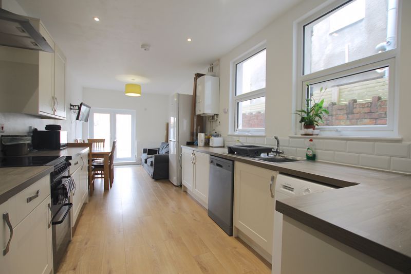 Property photo 1 of 10 Photo 9