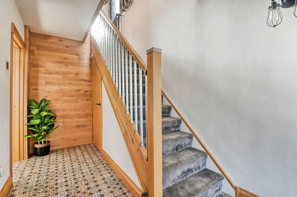 Property photo 3 of 21 6Ste7.Jpg