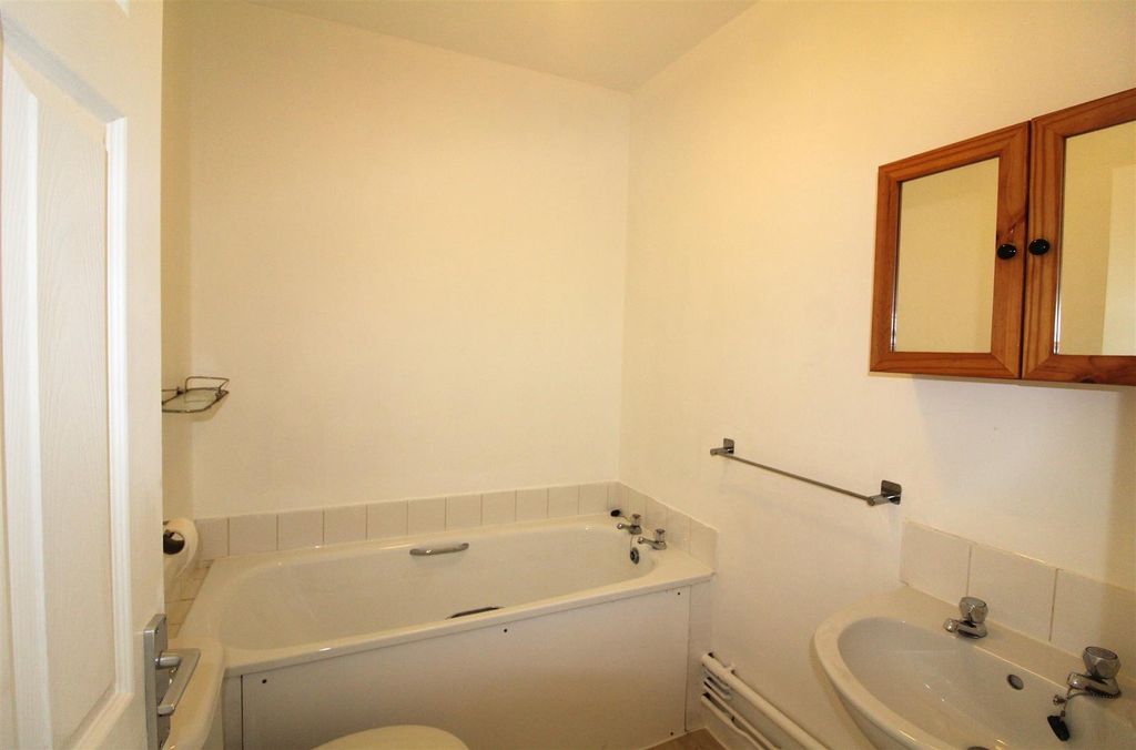 Property photo 3 of 9 9c Silver Street - Bathroom .Jpg