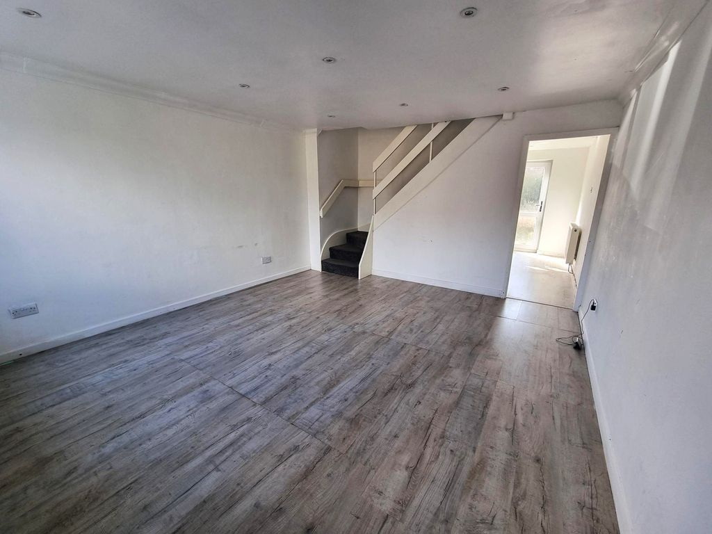 Property photo 3 of 19 Lounge