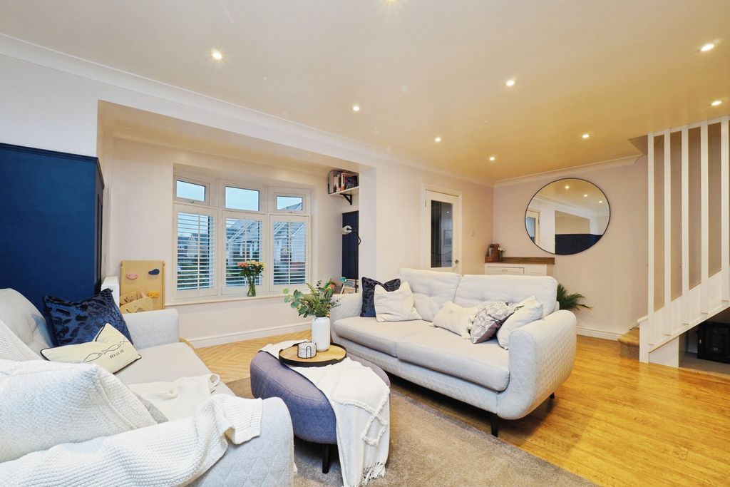 Property photo 2 of 16 Front Reception