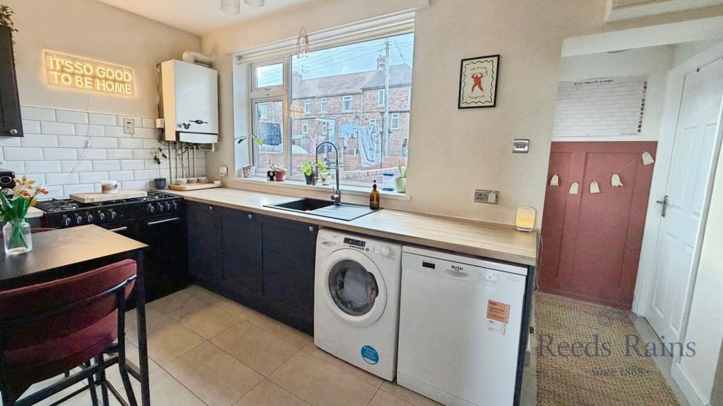 Property photo 3 of 14 Kitchen