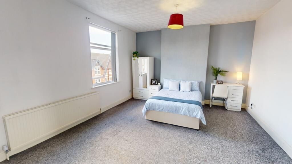Property photo 3 of 10 A Spacious And Bright Large Double Bedroom, Perfec...
