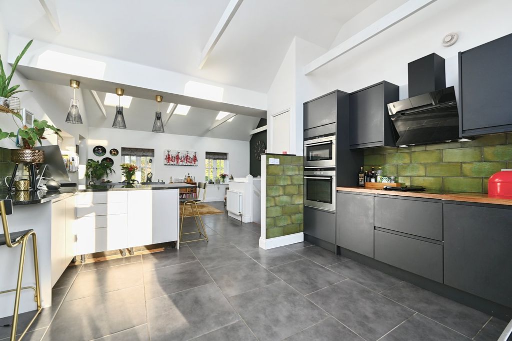 Property photo 2 of 27 Picture No. 13