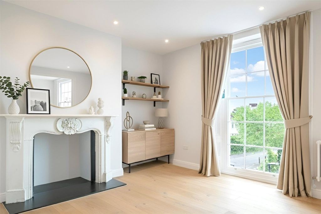 Property photo 3 of 12 Living Views