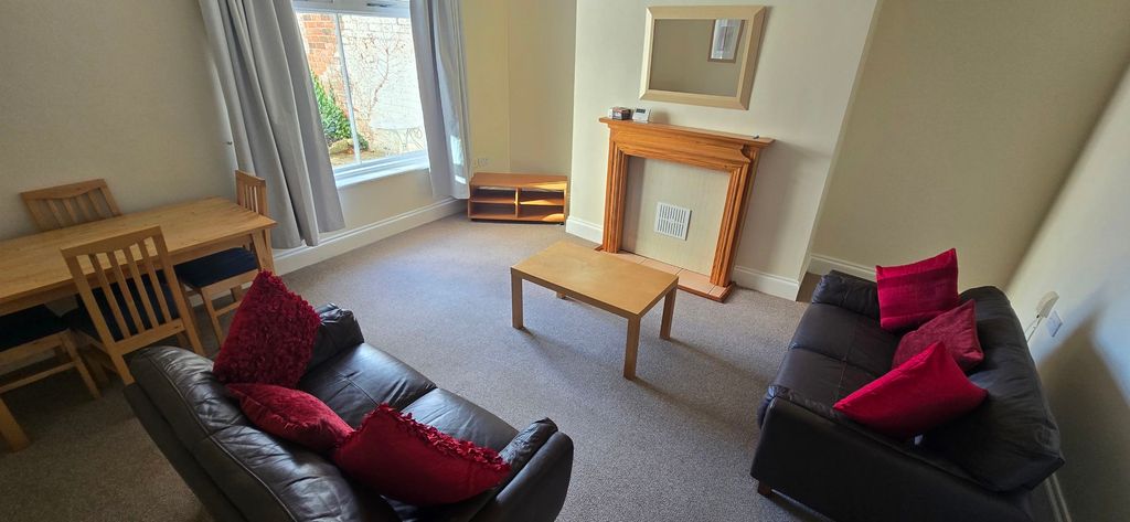 Property photo 2 of 28