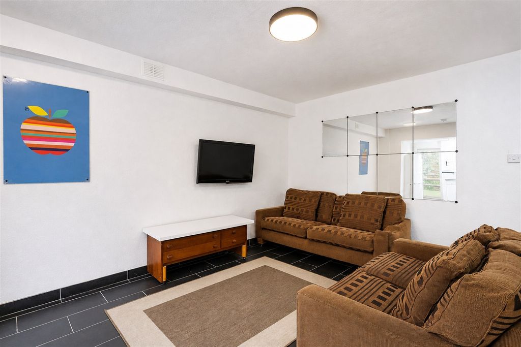 Property photo 2 of 13 Approach
