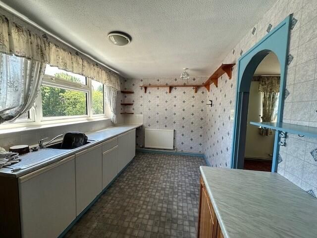 Property photo 3 of 11 Kitchen