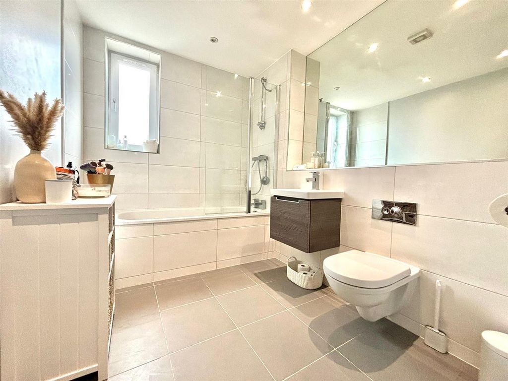 Property photo 3 of 11 Bathroom.Jpg