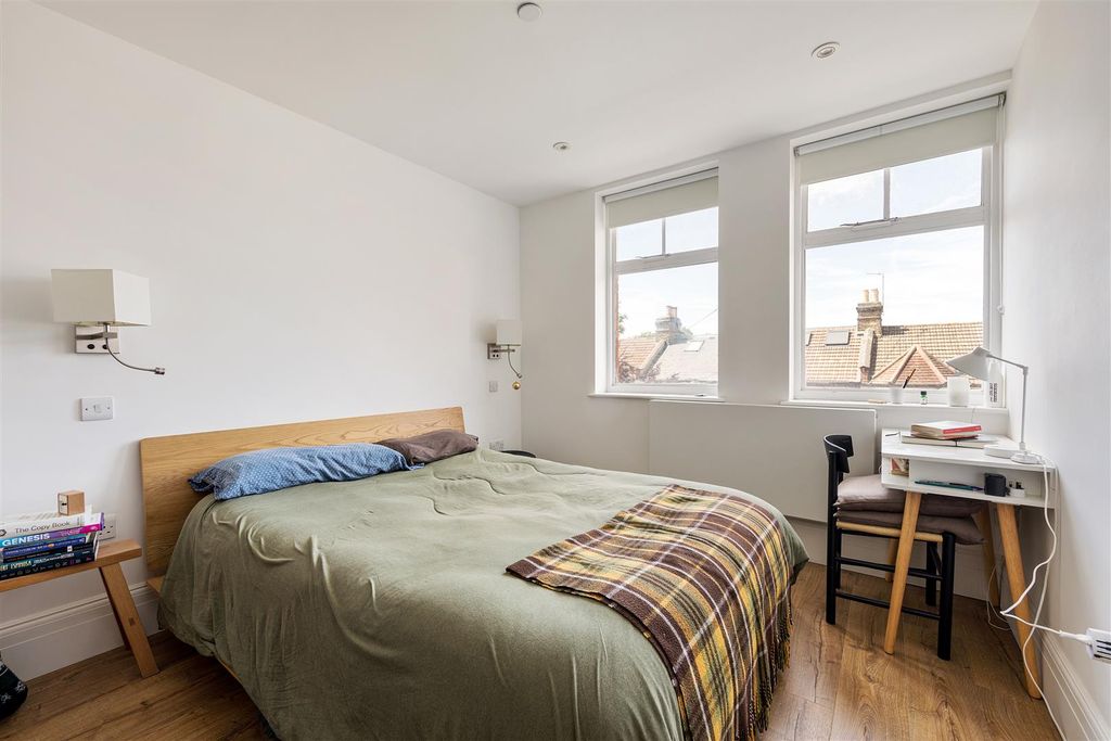 Property photo 3 of 23 Adelaide Road, E10