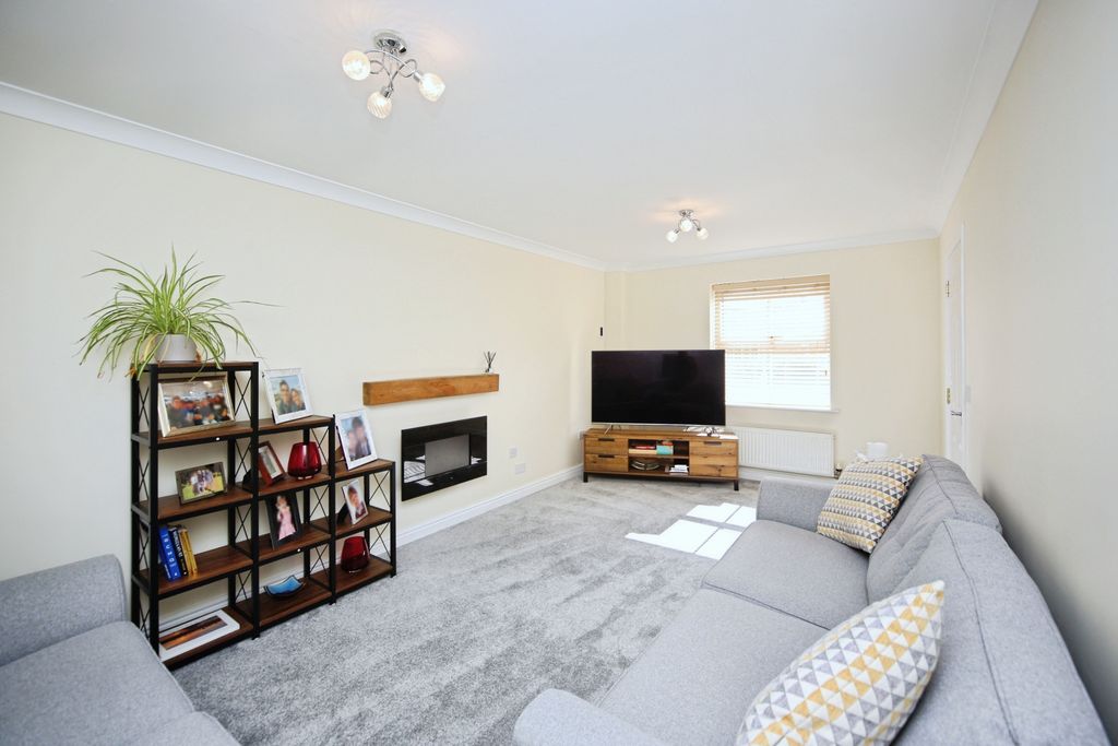 Property photo 3 of 19 Lounge
