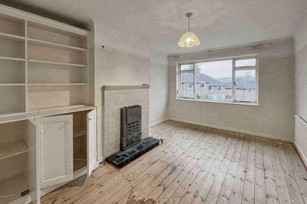 Property photo 3 of 18 18 Minchin Close, Leatherhead, Surrey, Kt22 8Bh