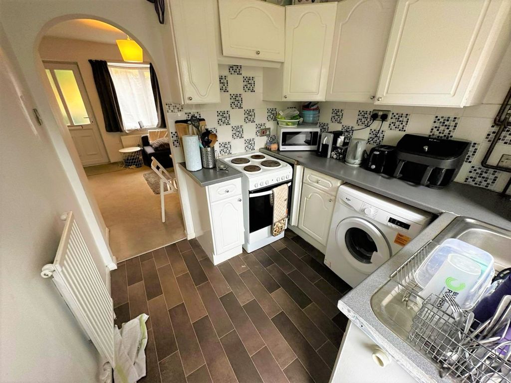 Property photo 2 of 7 Kitchen