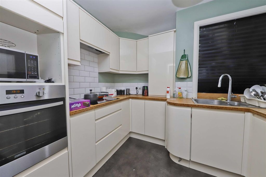 Property photo 2 of 7 Pinner Hill Road