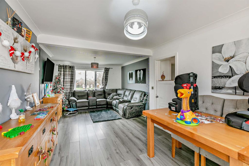 Property photo 3 of 10 8673604-Interior03-800.Jpg