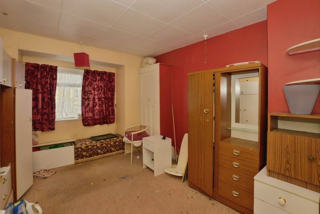 Property photo 2 of 16 Bedroom