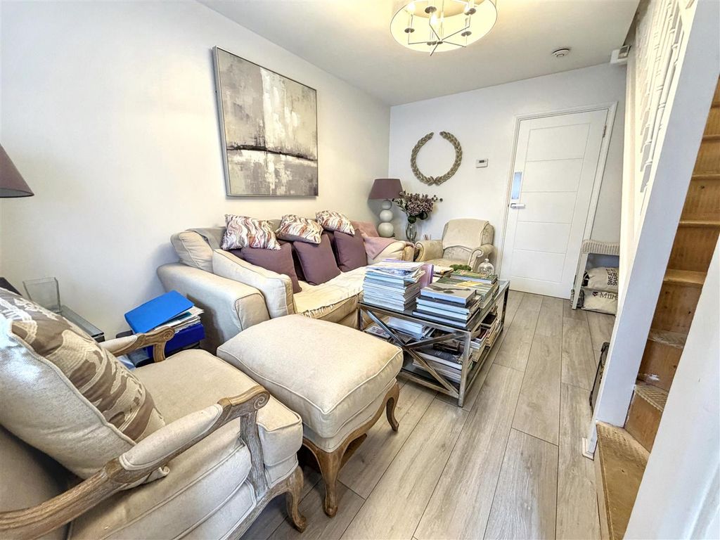 Property photo 3 of 14 Lounge