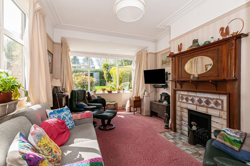 Property photo 3 of 20 Lounge Alt