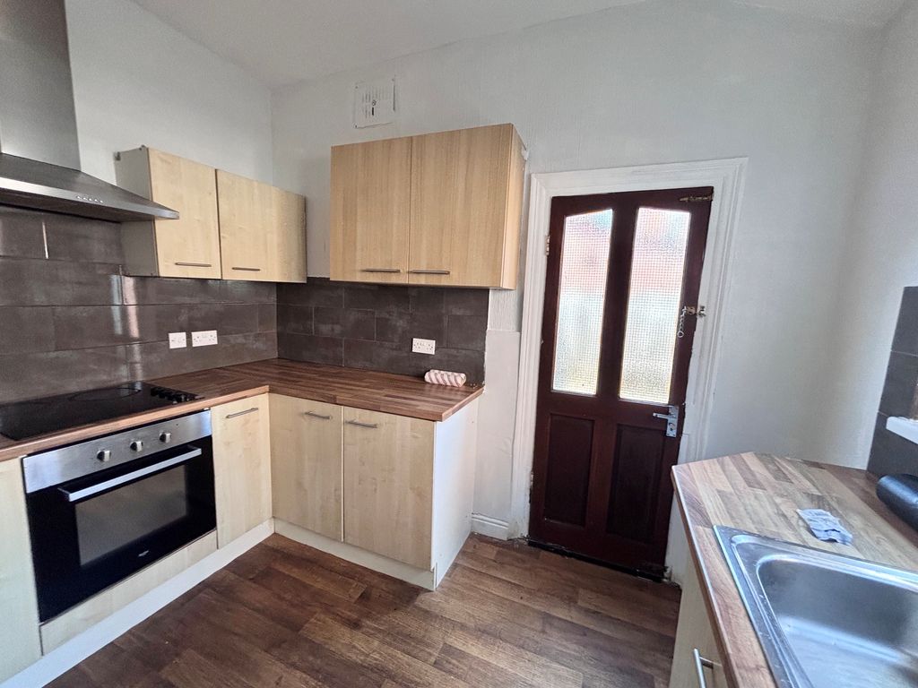 Property photo 3 of 10 Kitchen