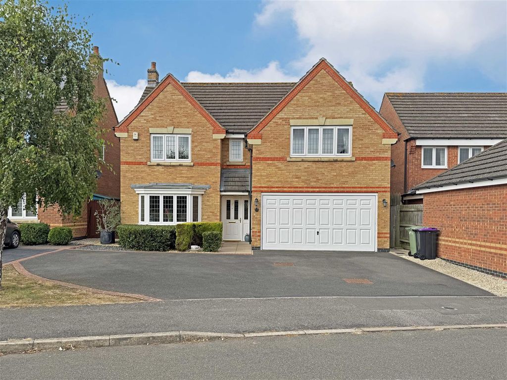 Property photo 1 of 19 Tarragon Way, Bourne