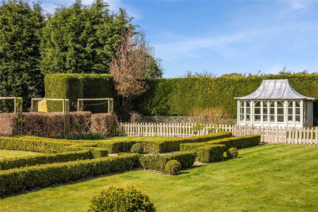 Property photo 2 of 31 Gardens