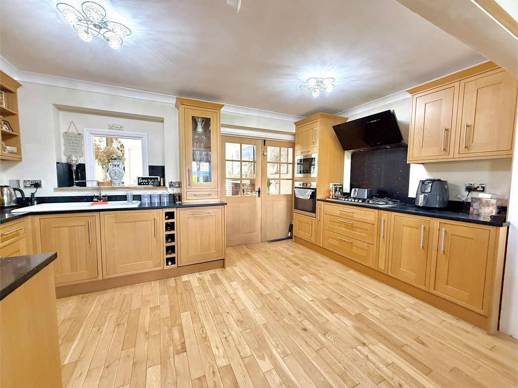 Property photo 3 of 22 Kitchen/Diner