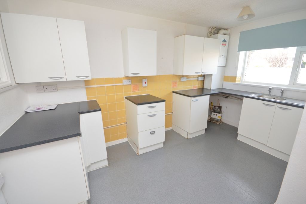 Property photo 3 of 10 Kitchen