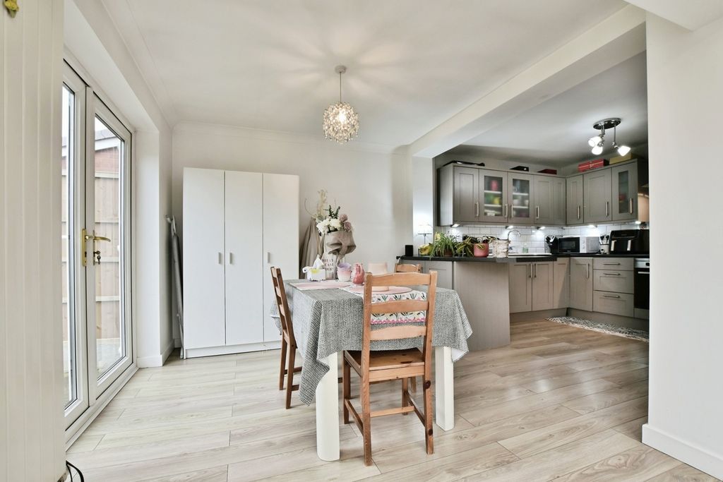 Property photo 3 of 18 Pbox-Img.Jpg