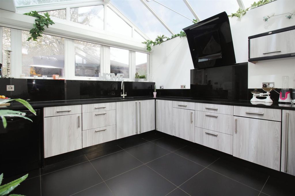 Property photo 2 of 27 Kitchen