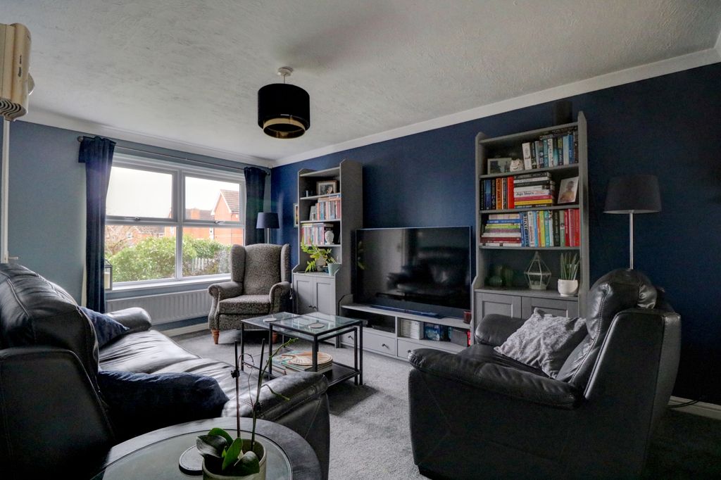 Property photo 3 of 23 Lounge