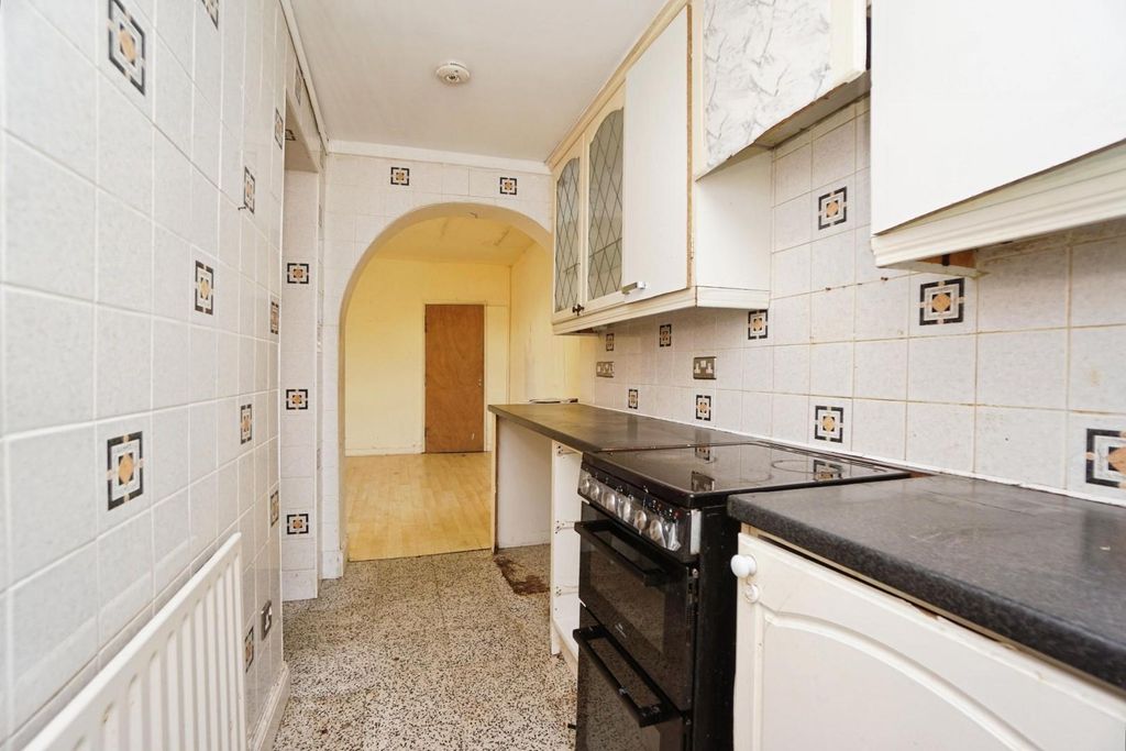 Property photo 3 of 25 Kitchen