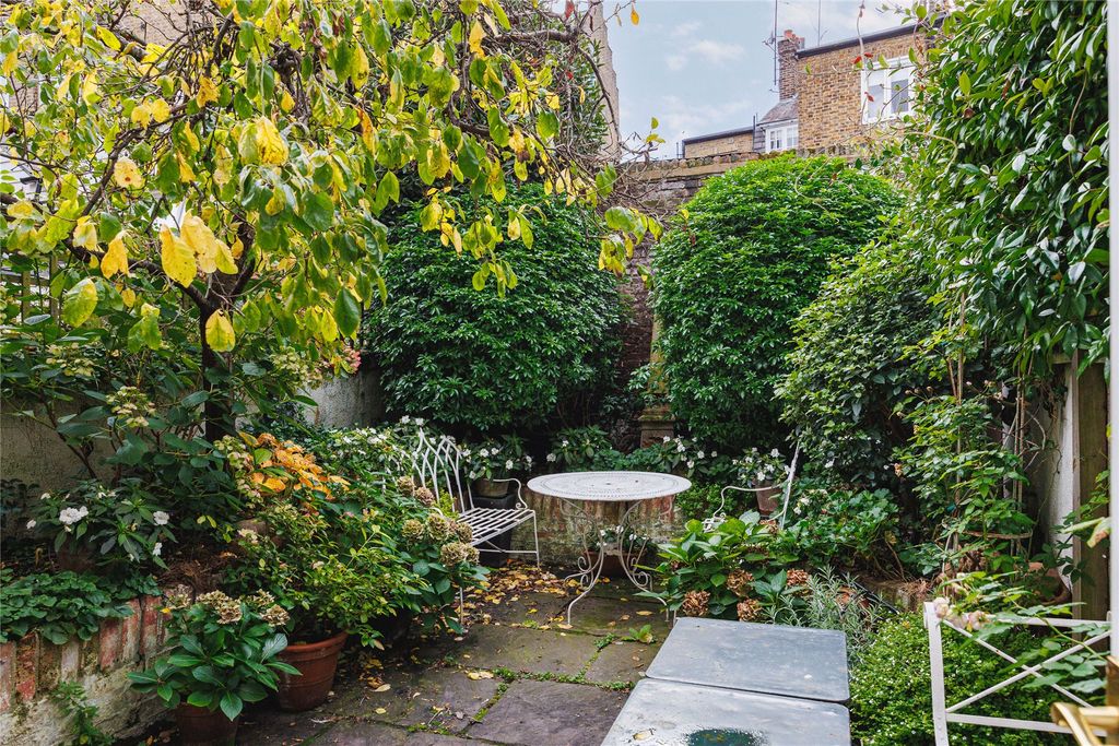 Property photo 3 of 17 Garden