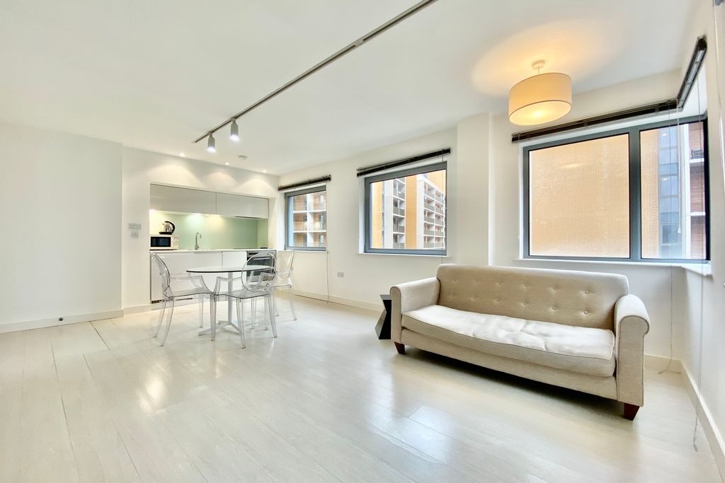 Property photo 3 of 7 Photo 01