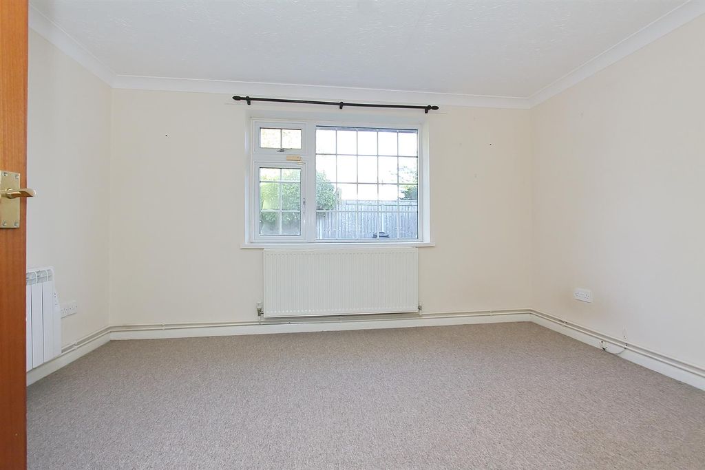 Property photo 2 of 26 18 Hillside (7).Jpg