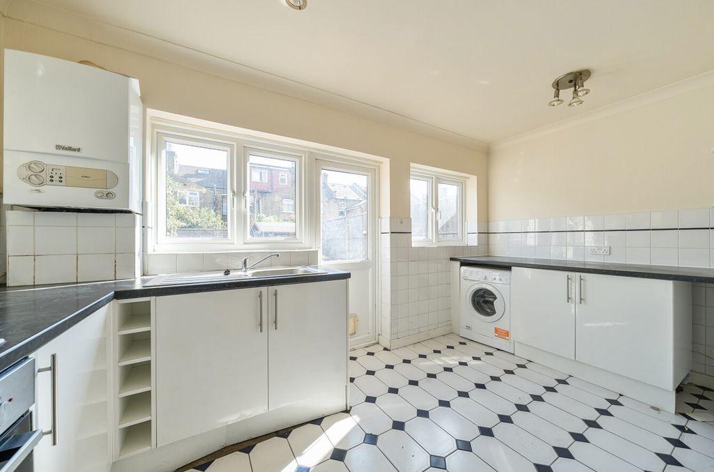 Property photo 3 of 19 1348426-12-68Bf0E...