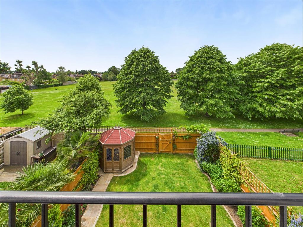 Property photo 2 of 32