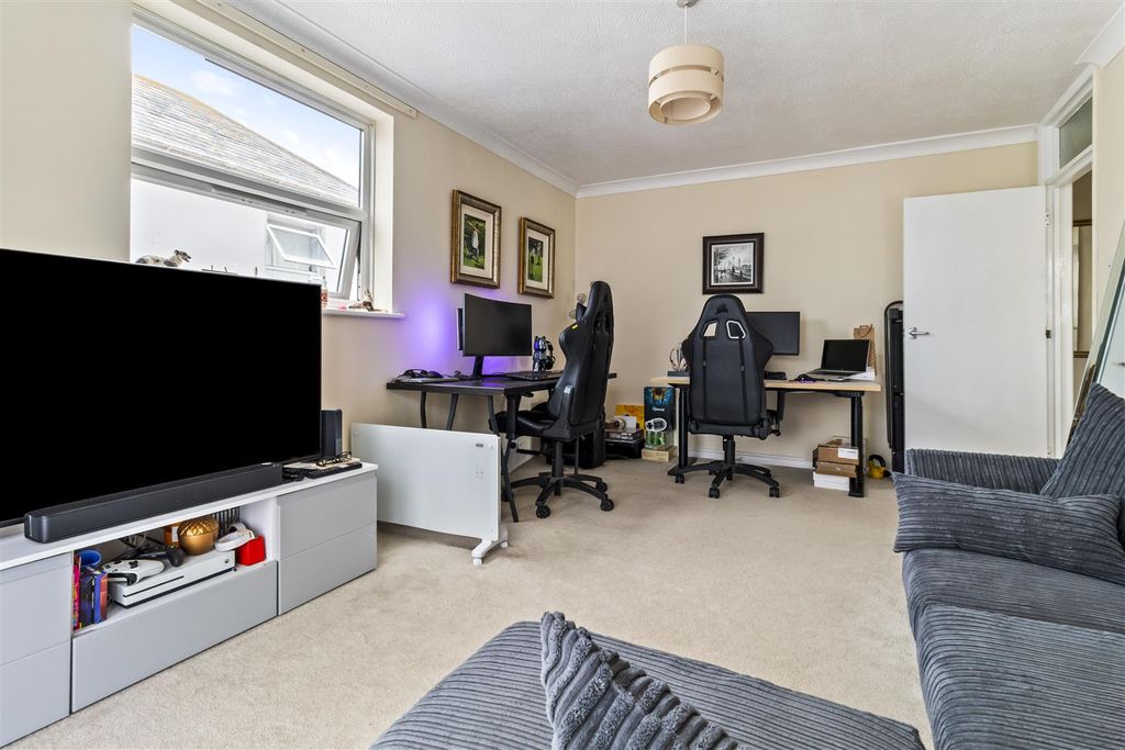 Property photo 3 of 11 4 Barons Court-007.Jpg